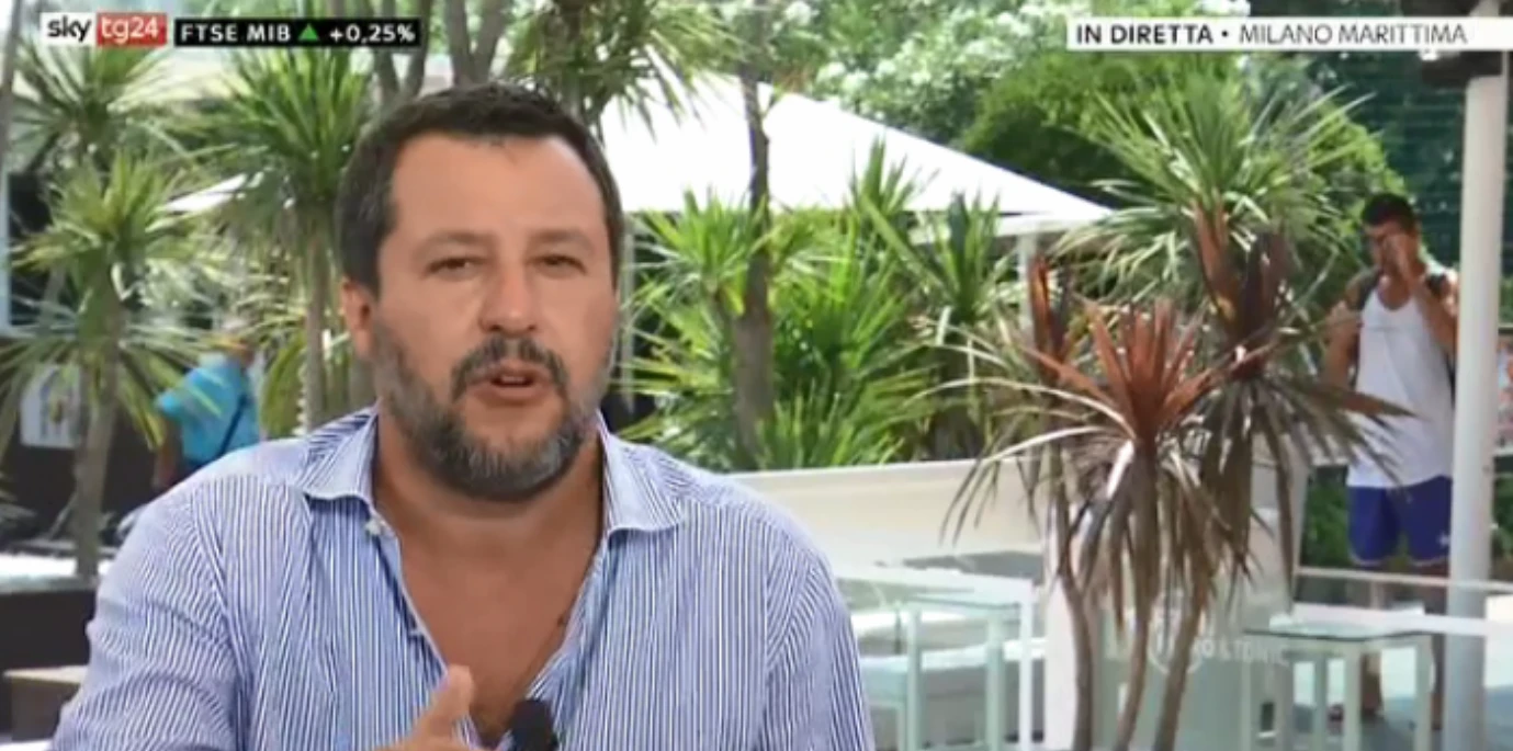 Matteo Salvini alla rom che lo aveva minacciato: "Stai buona zingaraccia che fra poco arriva la ruspa"