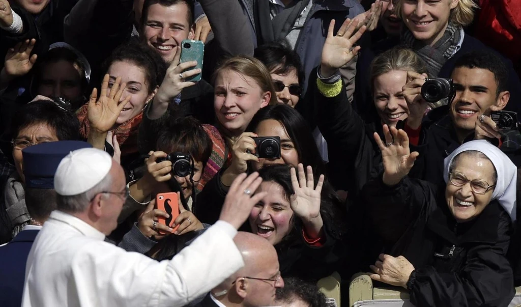 Papa Francesco in mezzo alla folla di fedeli