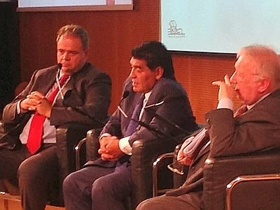 Maradona non ha dubbi: 'Con me in campo Papa Francesco tiferebbe Napoli'