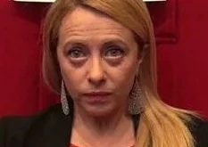 Giorgia Meloni, la foto che è una dichiarazione di guerra a Silvio Berlusconi e Matteo Salvini: le loro sedie vuote