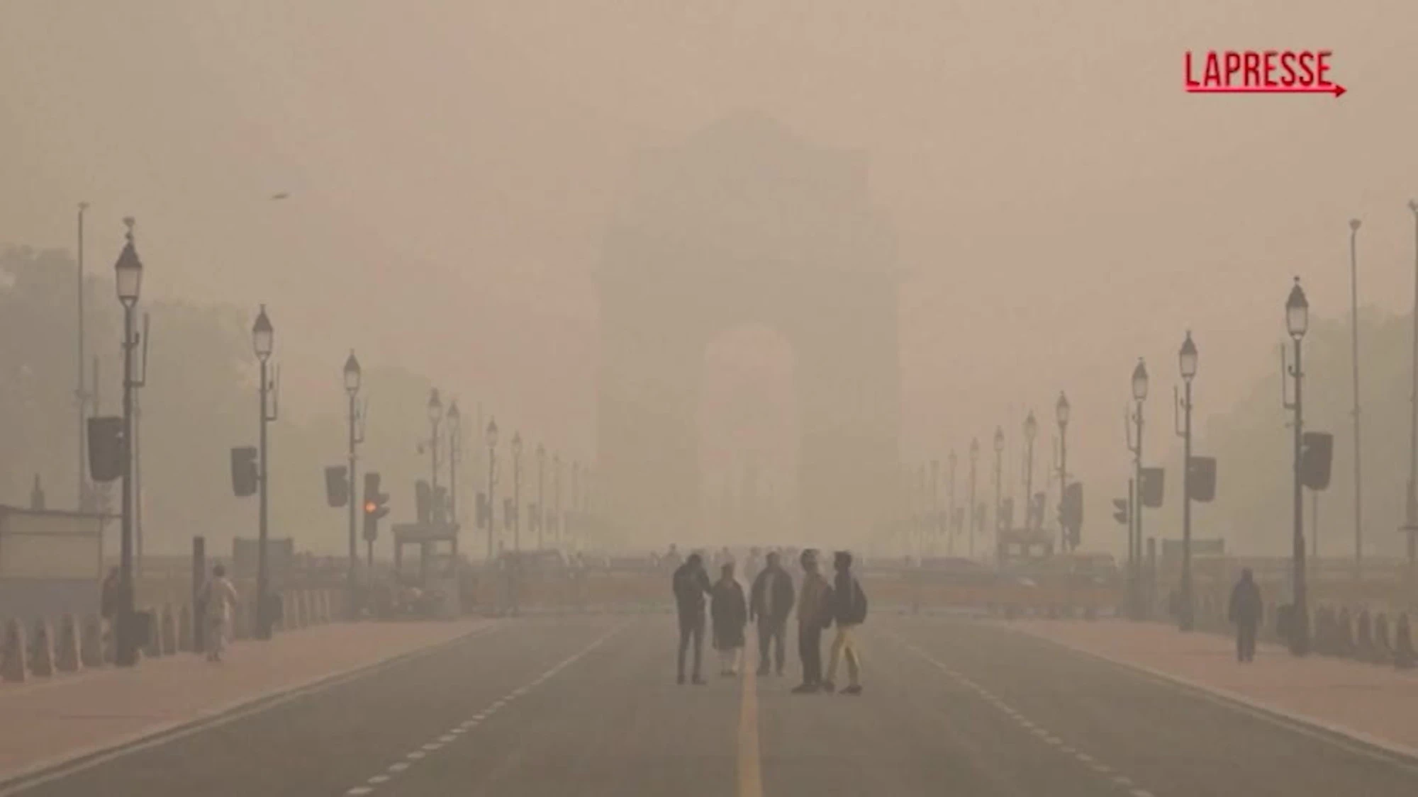 India, nube di smog invade Delhi: limitazioni a scuole, attività lavorative e commerciali