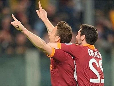 Magica Roma, suo il derby e primo posto. Inter a valanga, rimonta Juve