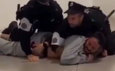Flotilla picchiata dalla polizia basca, "inchiesta internazionale": il caso deflagra in faccia a Pedro Sanchez