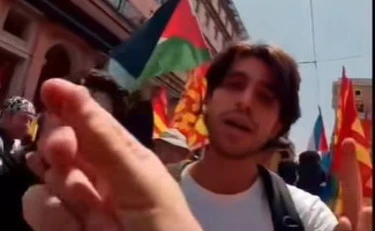 Ivan Grieco in piazza tra i pacifisti a Roma con la bandiera ucraina: che fine fa