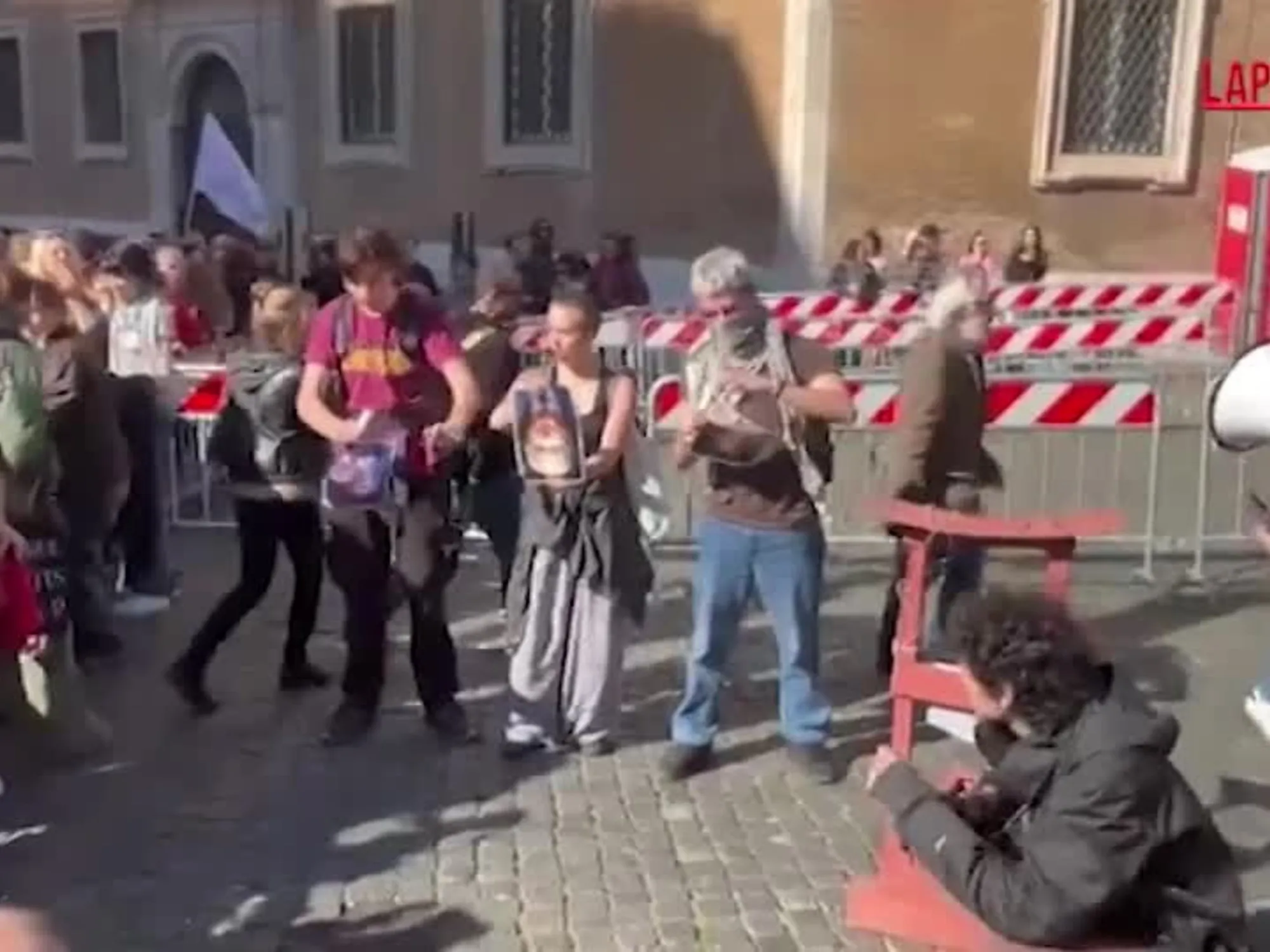 Leggi l'articolo: Meloni a testa in giù e ghigliottina: ecco i pacifisti