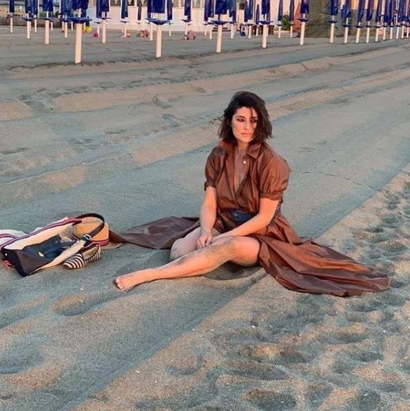 Elisa Isoardi, seduzione estrema: sabbia e vestito slacciato in spiaggia