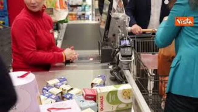 Lollobrigida fa la spesa al supermercato a Roma per donarla alla Colletta Alimentare