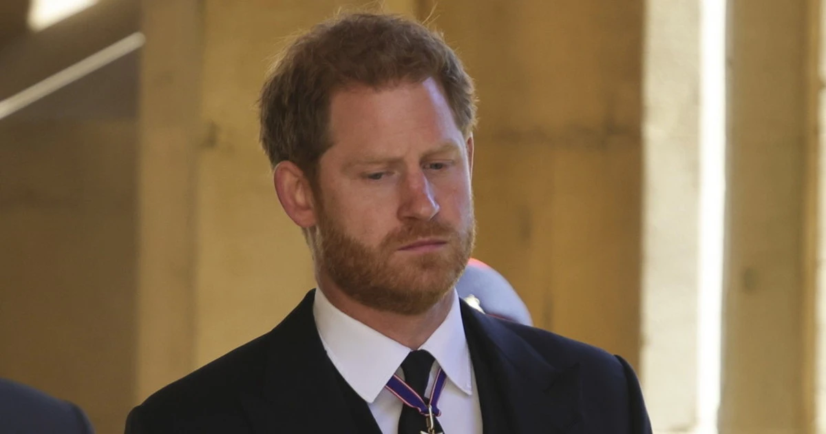 Principe Harry, dramma in mondovisione ai funerali: "Pugno chiuso. E poi...", il gesto che era sfuggito a tutti