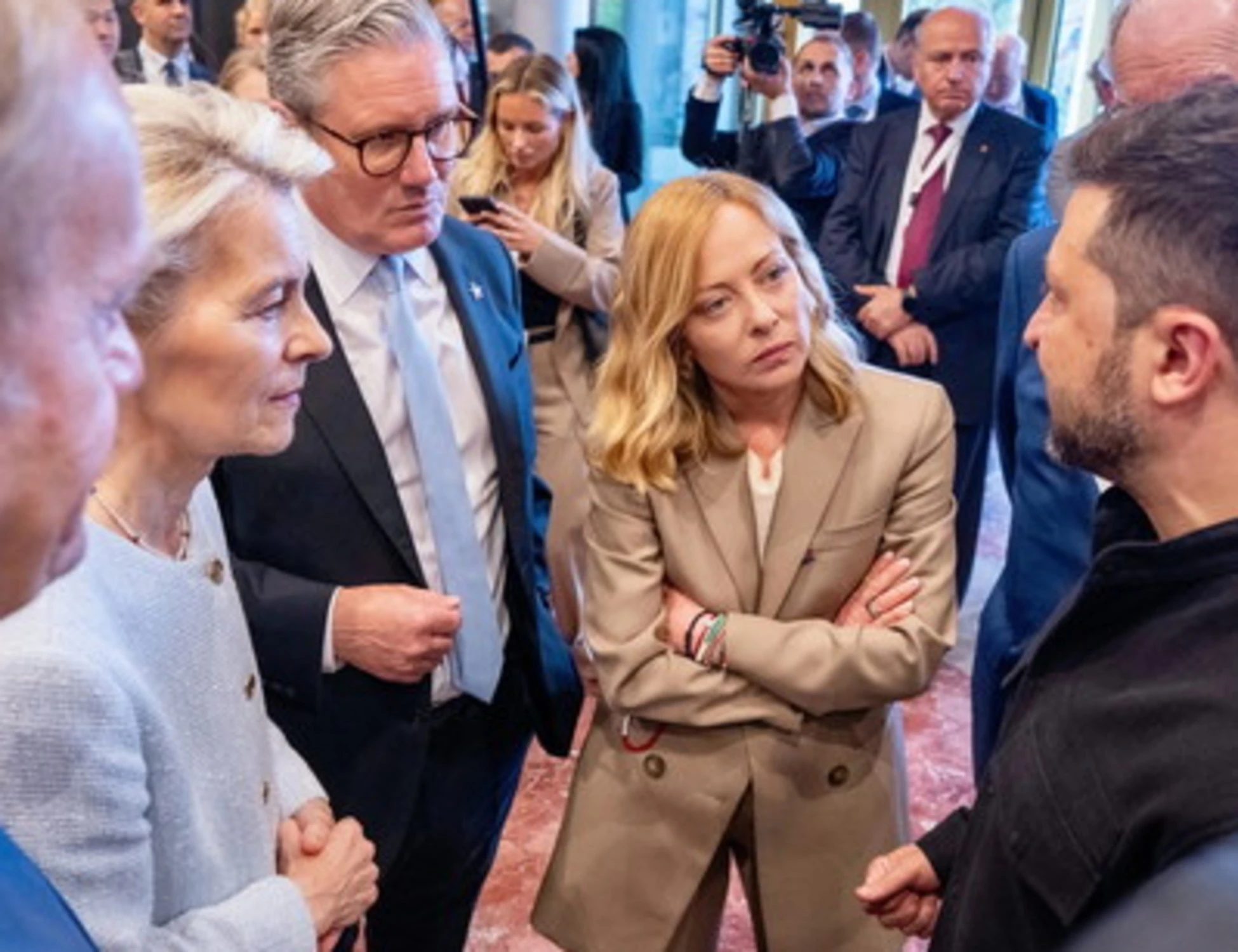 Meloni "isolata a Tirana", fango della sinistra. Lei li zittisce: "Cosa vi chiedo"