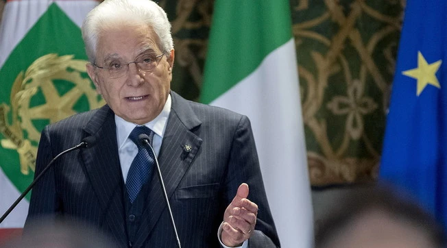 Sergio Mattarella, Dagospia: "Sta tenendo Conte in vita in qualsiasi modo, deve salvarci il sedere"