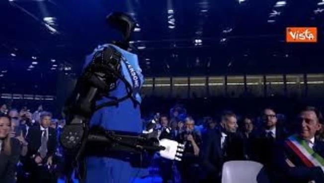 Meloni accolta da un robot umanoide al Congresso Uil: È un grande onore darle il benvenuto