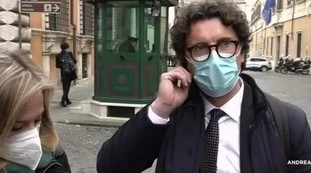 Danilo Toninelli confonde Myrta Merlino a L'aria che tira: "Voti la fiducia a Draghi o no?", s'impappina da solo