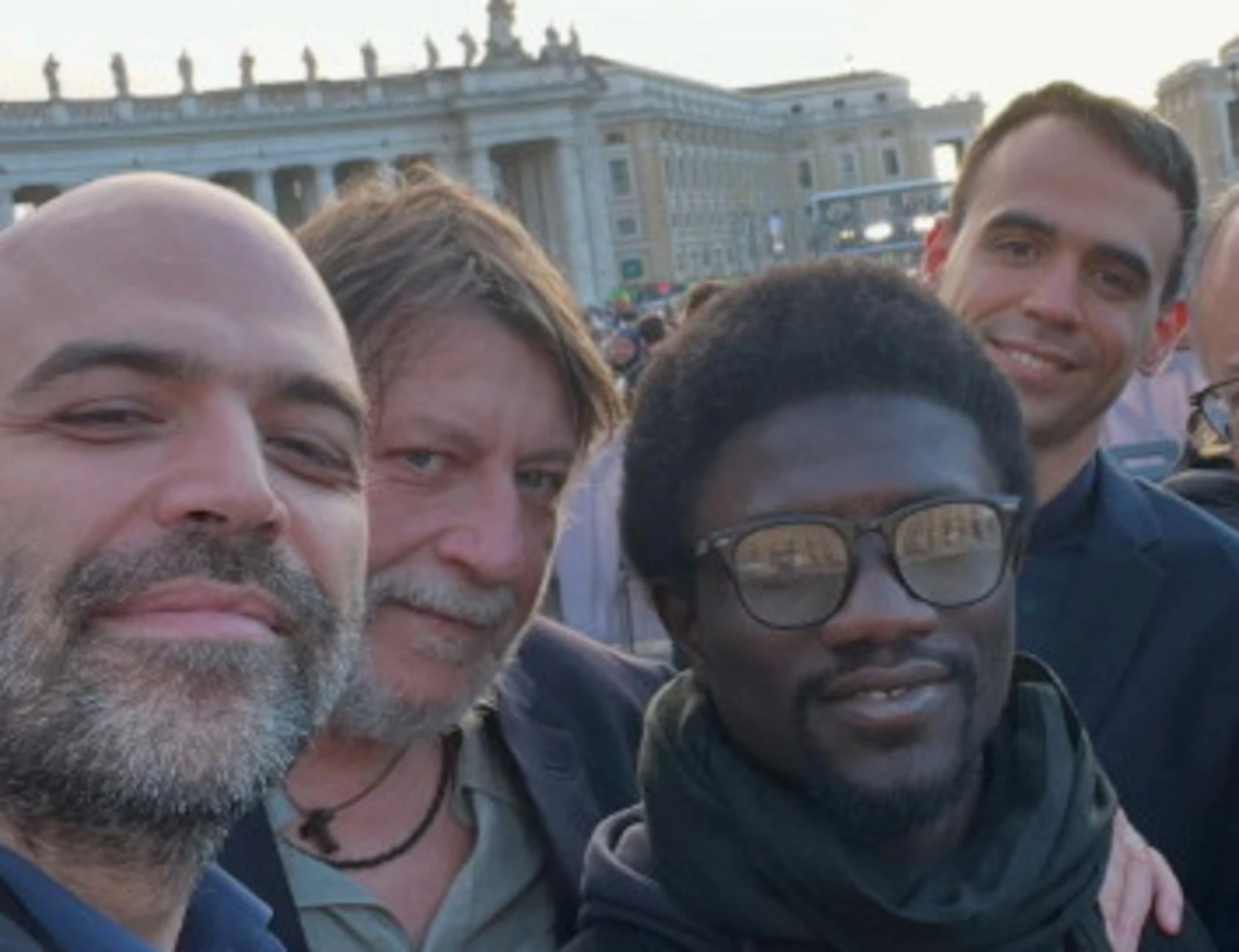 Papa Francesco, Saviano e Casarini in piazza San Pietro: selfie senza vergogna