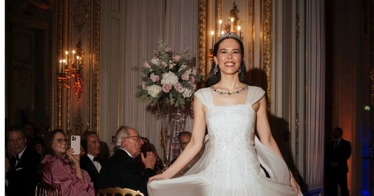 Gabrielle Janssens de Balkany al ballo delle debuttanti in abito couture di Luisa Beccaria 