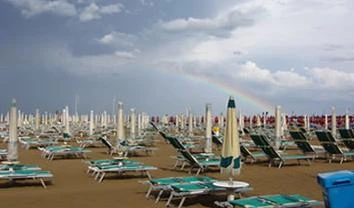 Rimini, giallo in spiaggiaRagazza nuda trovata morta