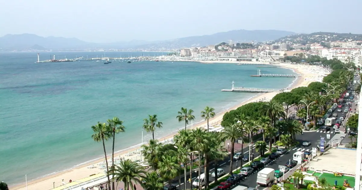 Costa Azzurra: cronaca di un amore infinito tra miti, neve e centenari 