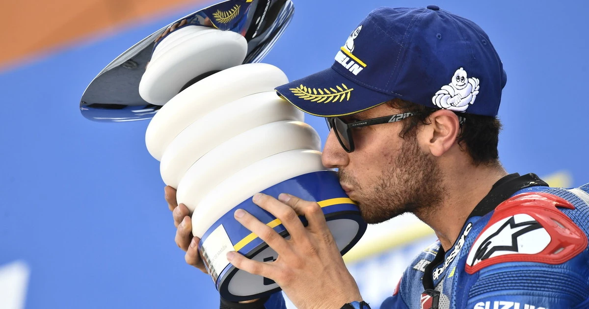 MotoGP pazza in Spagna: trionfa Alex Rins, primo podio per il fratello di Marquez. Incubo Quartararo