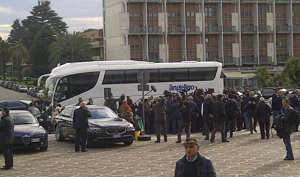 Forza Italia, al Consiglio Nazionale arriva il pullman "Angelino"
