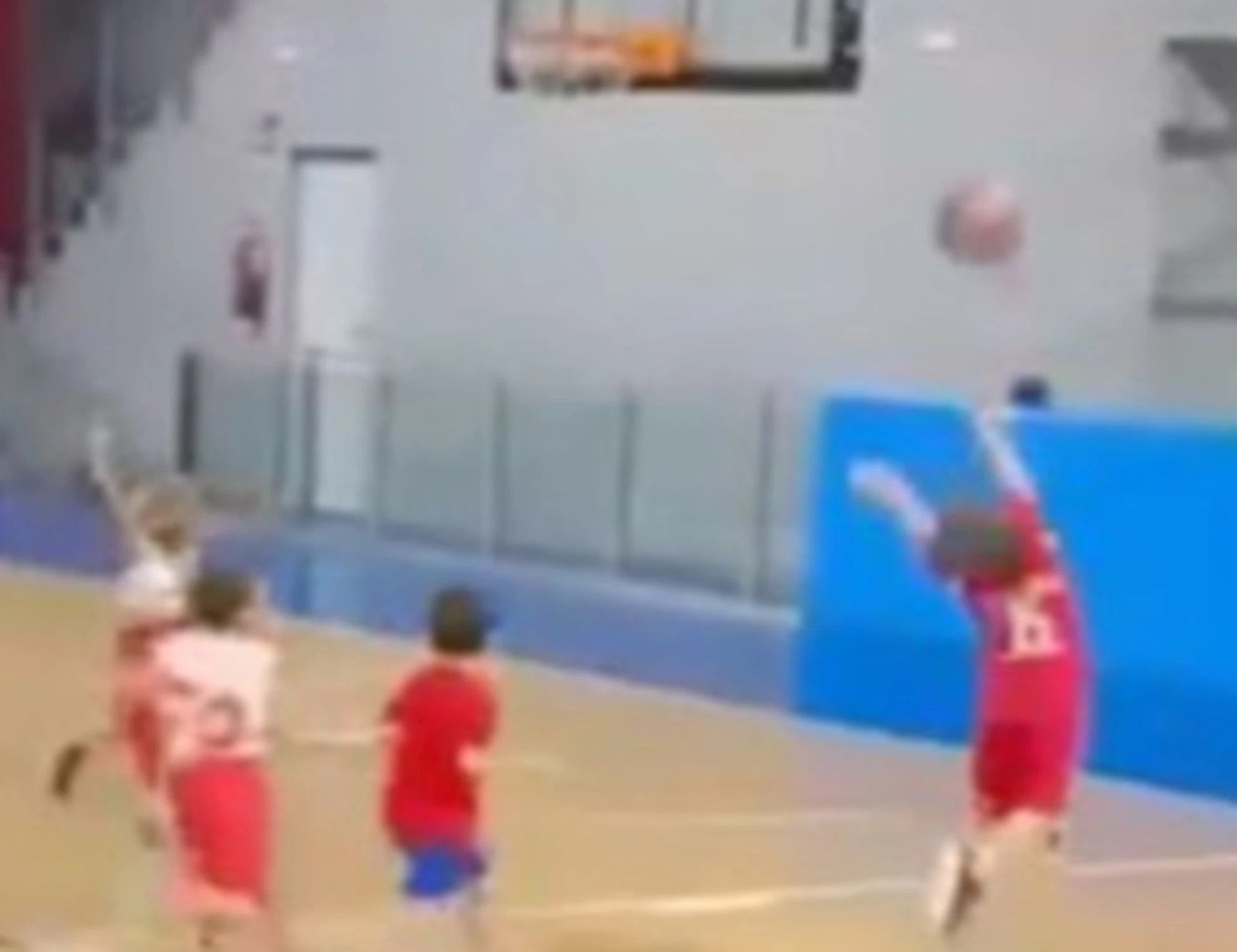 Il canestro del piccolo Liam per il padre morto sul campo