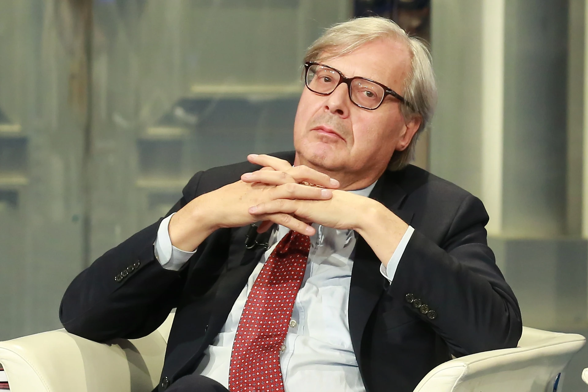 Vittorio Sgarbi lascia il gruppo di Forza Italia e accusa Silvio Berlusconi: "Lo sgarbo a sua madre"