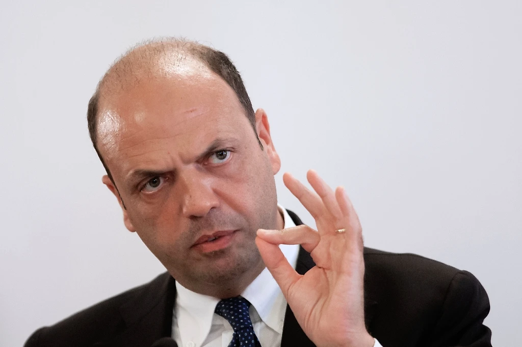 Angelino Alfano si scusa per il ritardo. Sbaglia la pronuncia inglese e la Malmstroem lo corregge