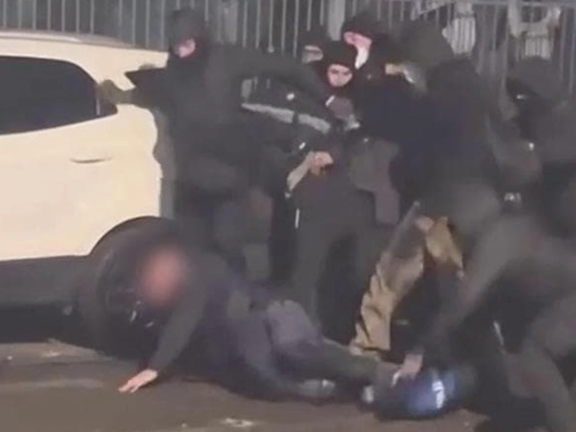 Torino, pestaggio al poliziotti: arrestato uno degli aggressori, ecco chi è