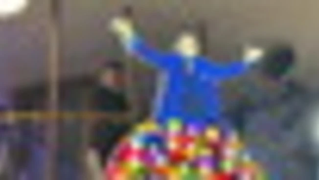 Sanremo, inaugurata all'Ariston opera luminosa dedicata a Pippo Baudo