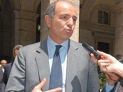 Produttività: Passera: "Favorisce aziende e lavoratori". Vendola: "Sto con Cgil"