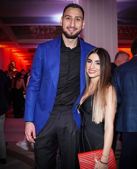 Gigio Donnarumma, una figuraccia epocale. Come si presenta per la festa dei 120 anni del Milan
