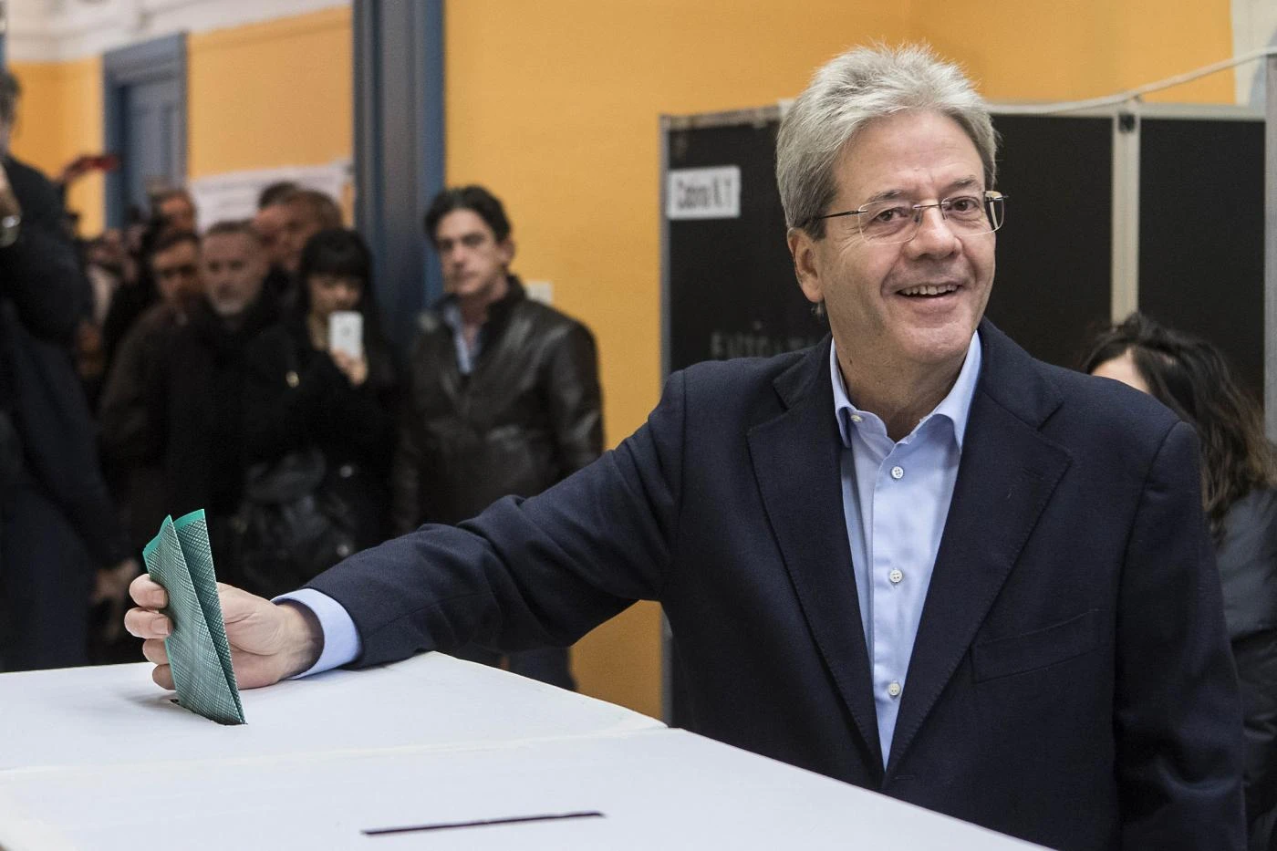 Paolo Gentiloni, 12 motivi per cacciarlo: perché non può essere premier