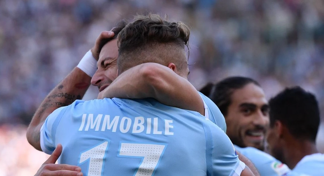 Lazio poker alla Samp, l'Inter passa col Chievo: corsa alla Champions entusiasmante