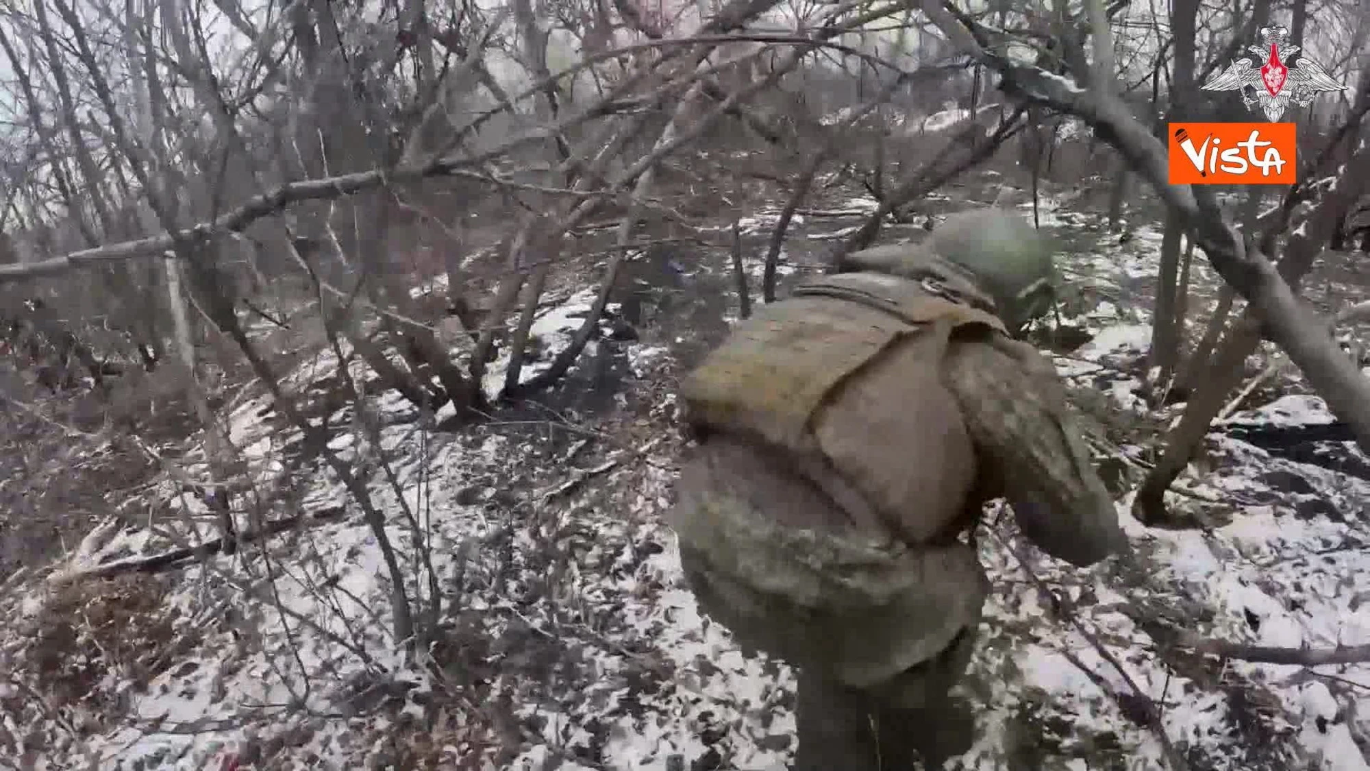 Spari di kalashnikov di un soldato russo in trincea