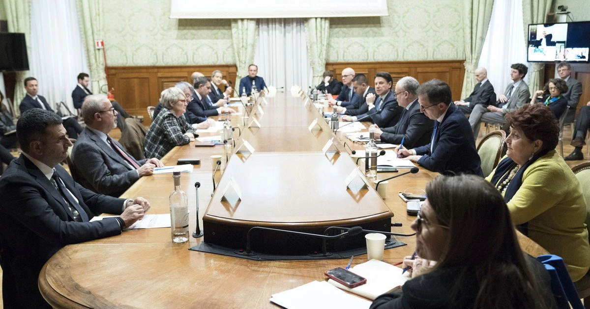 Coronavirus, Zingaretti e la riunione a Palazzo Chigi il 4 marzo: "Strette di mano e colloqui ravvicinati", chi tema il contagio