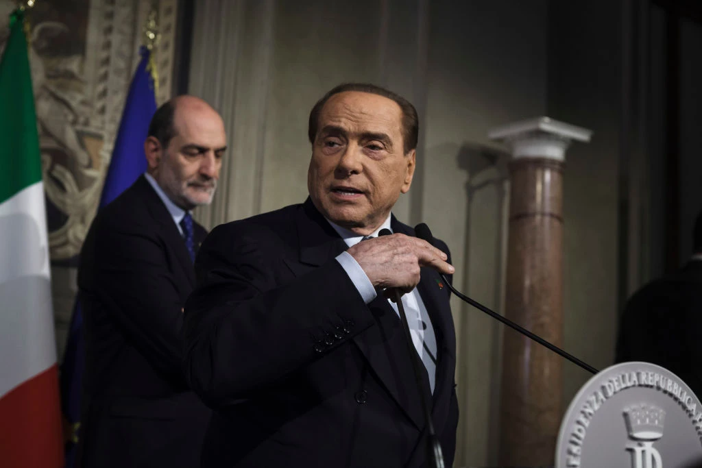 Silvio Berlusconi, la vendetta più crudele: pernacchia al messaggino disperato di Luigi Di Maio