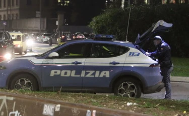 Semina il terrore con una spranga e pesta i poliziotti: toh, chi è la belva di Cremona