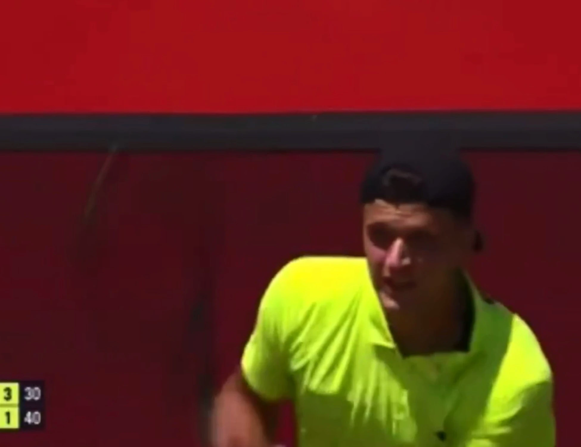 Jacub Mensik, scene mai viste: la racchetta vola in tribuna