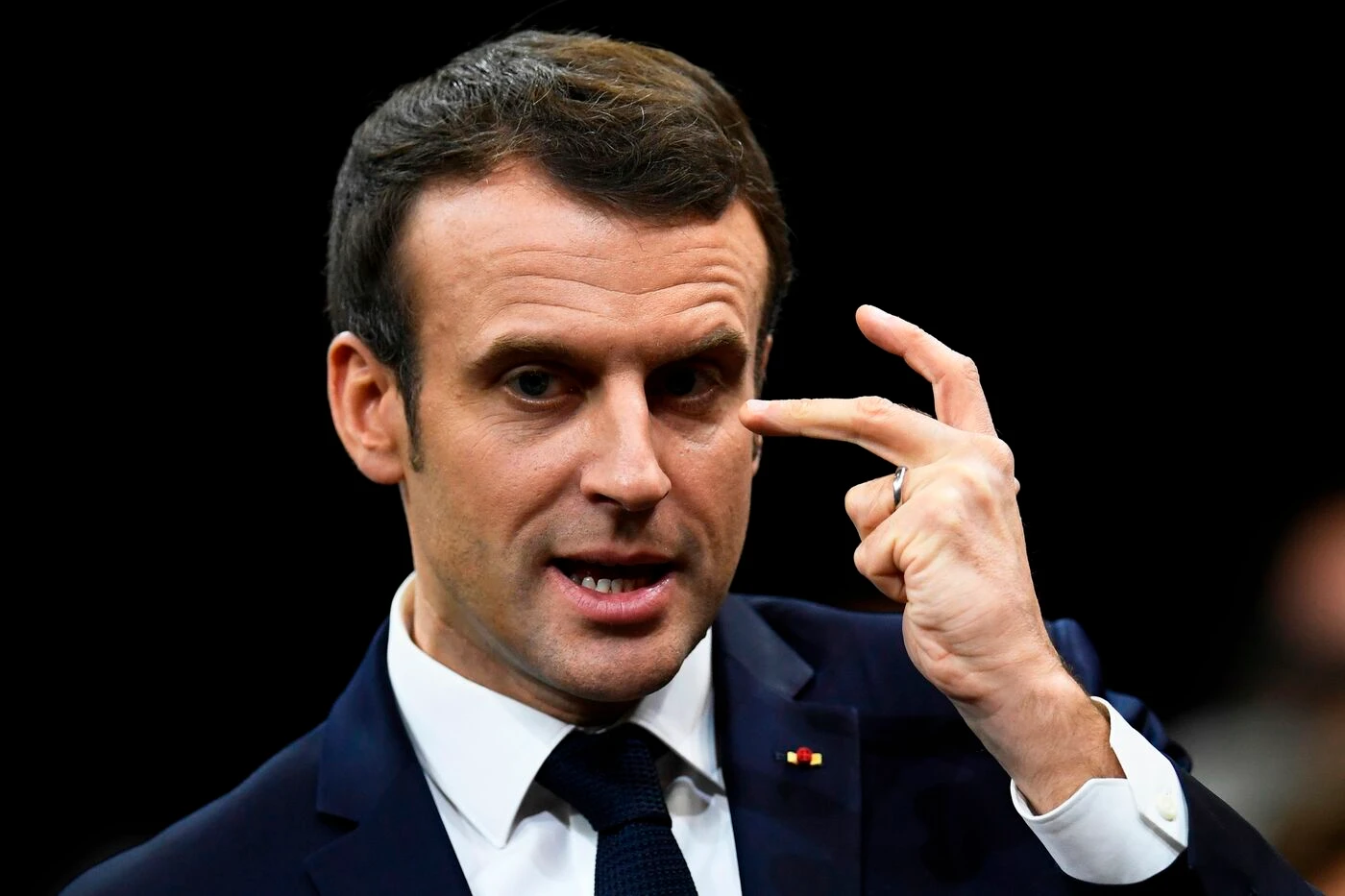 Emmanuel Macron, la fine ridicola: si è ridotto a copiare Luigi Di Maio sul reddito di cittadinanza