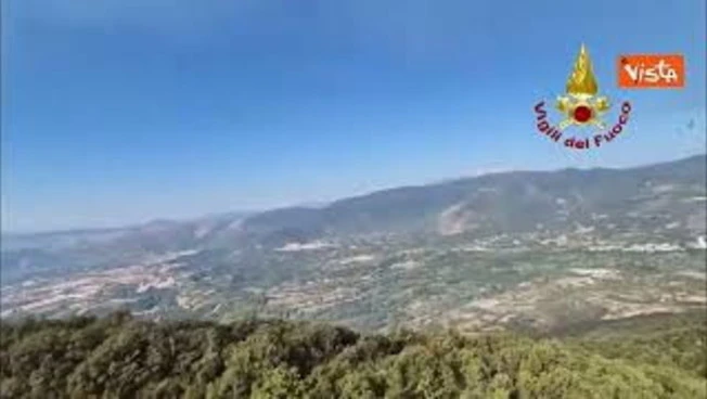 Incendi nell'Aquilano e nel Chietino, proseguono le operazioni dei Vigili del Fuoco