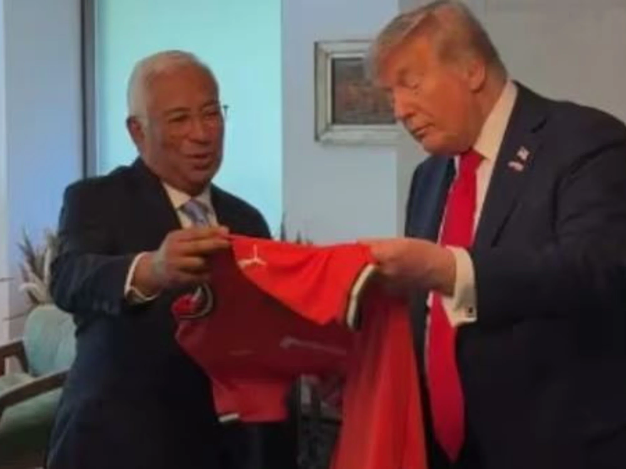 Cristiano Ronaldo sfida Trump: gli regala una maglietta, con questa scritta...