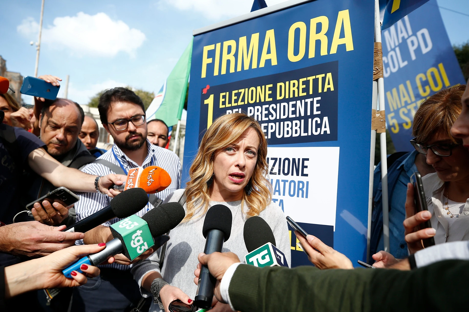 Giorgia Meloni travolge Pd e Renzi: "Roba da traditori, loro ne vanno fieri". Chi non deve avere una poltrona