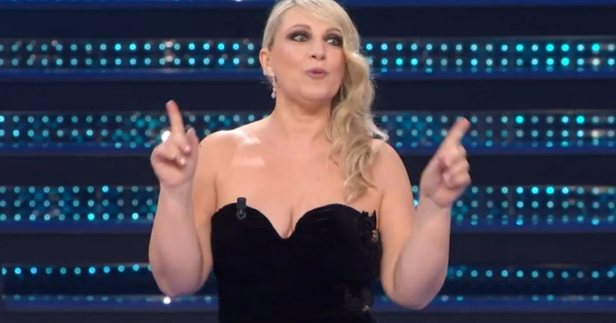 Sanremo 2025, Katia Follesa umilia in diretta Amadeus: "Non era così simpatico come Carlo Conti"