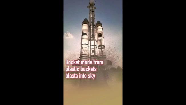 Cina, insegnante costruisce razzo con secchi di plastica a Ji'an