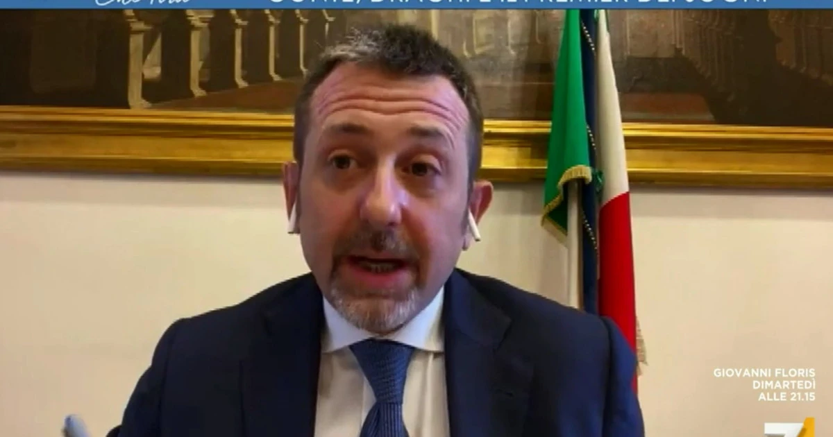 Andrea Delmastro di Fdi a L'aria che tira: "La grande ammucchiata, Boldrini e Salvini. Mi dite come...". Ora è guerra vera