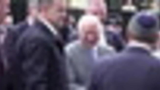 Re Carlo III fa visita al quartiere Golders Green a Londra