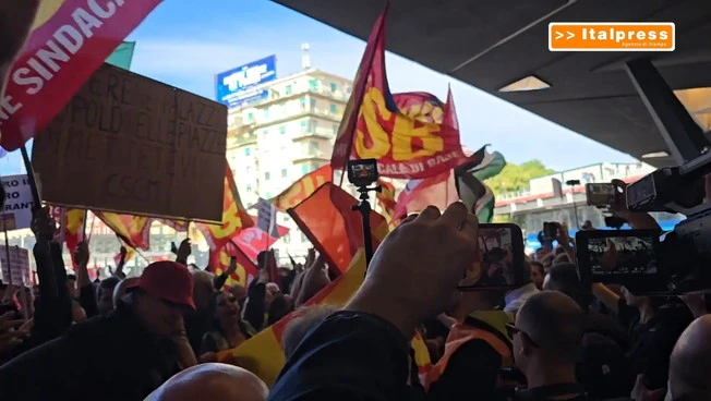 Sciopero generale, corteo Napoli al via con slogan "Blocchiamo tutto"