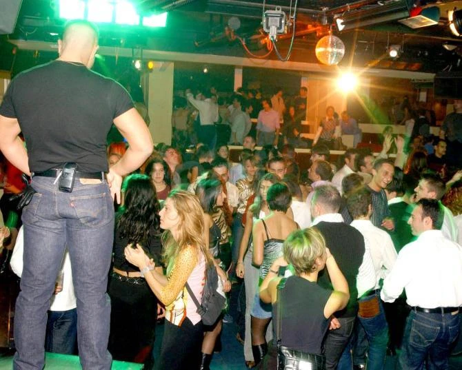 È POSSIBILE GARANTIRE LA SICUREZZA NELLE DISCOTECHE IN ITALIA CON LE LEGGI ATTUALI?