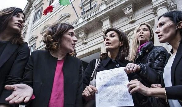 Le democratiche querelano De Rosa e il grillino finisce indagato