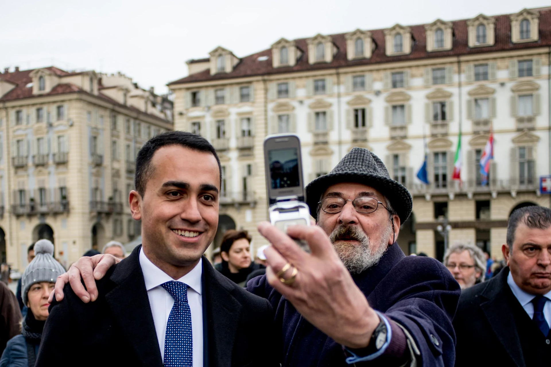 Luigi Di Maio, M5s e la svolta sui candidati: la carica dei "professionisti"