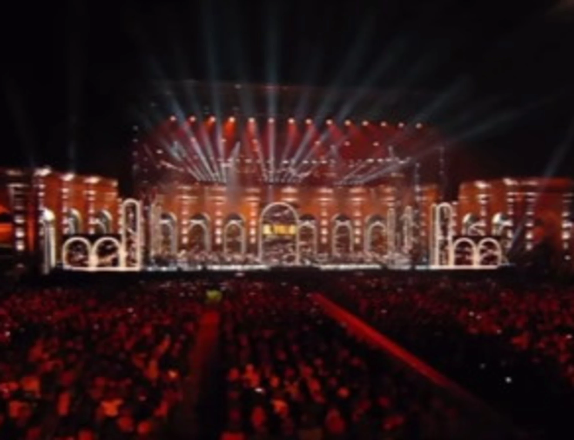 Il Volo, entra Lorella Cuccarini vestita così: si scatena il caos