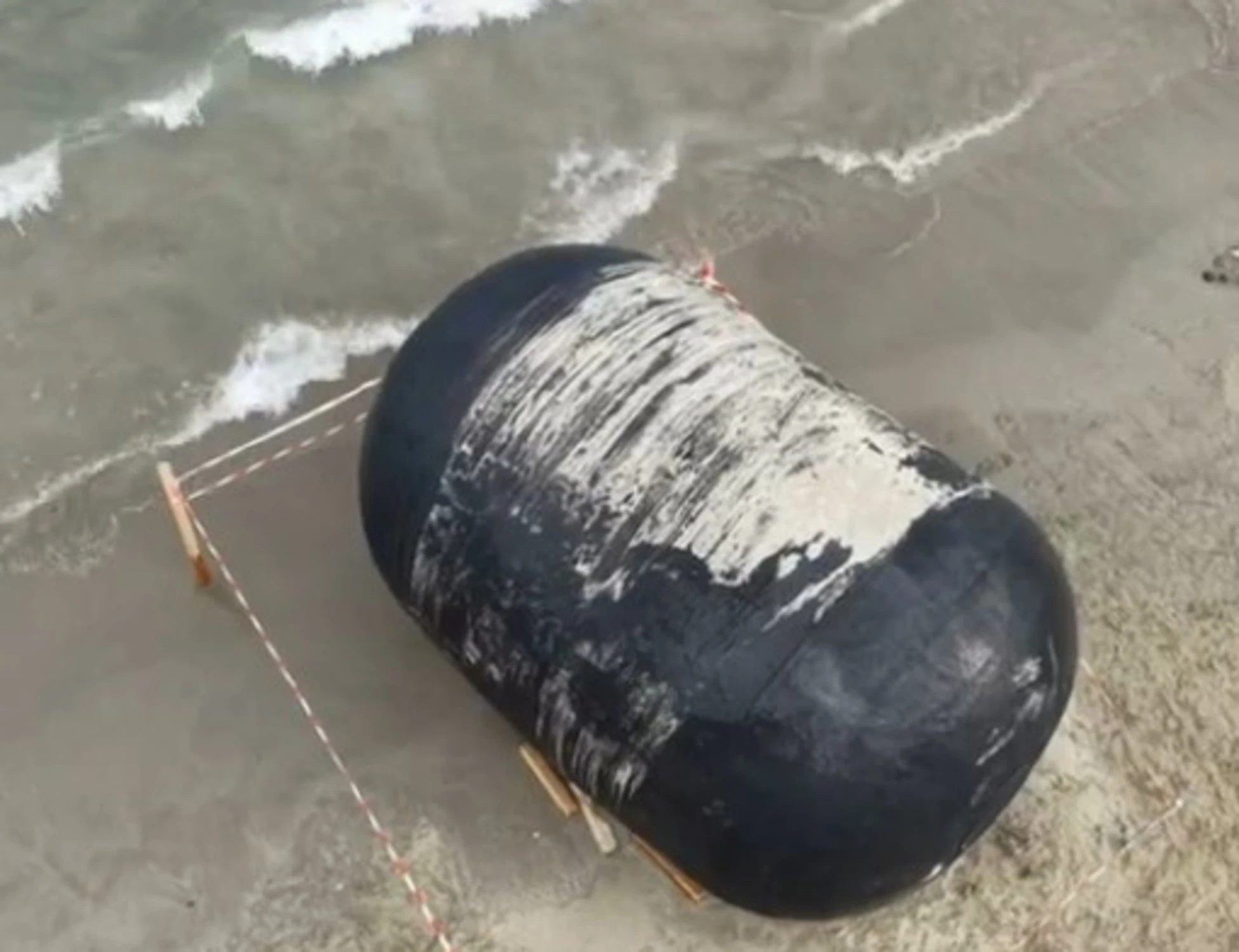 Alassio, enorme cilindro misterioso si arena sulla spiaggia: indagini in corso